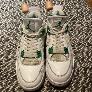 Nike Air Jordan 4 Metallic Green - Säljer nu mina använda metallic greens eftersom jag tröttnat på dem. Har haft dem i några år men har sparsamt använt dem på somrarna. Nypris är ca 9000kr i min storlek men pga skick så säljs de billigt. De är storlek 45 men passar även 43-44.5