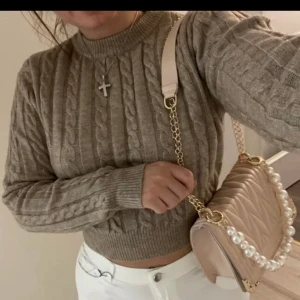 Kabel stickad tröja - Jättefin höst tröja som sitter väldigt fint på kroppen! Skulle säga att den är en mockabrun mer än beige