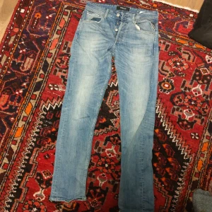 Blåa jeans 29/32 - Blåa jeans i 29/32 med Stretch  Passformen: slim  Bra skick