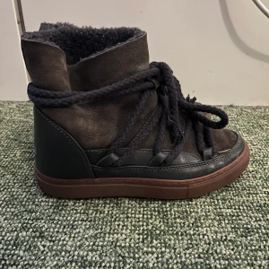 Inuikii - Säljer mina inuikiis som jag köpte förra vintern, super sköna men tyvärr växt ut dem.