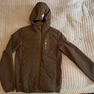 Sail racing jacka stl S - Sail racing jacka säljes på grund av att den inte passar längre. Den är i bra skicka och passar dig som är upp till 175 cm storleken är Small