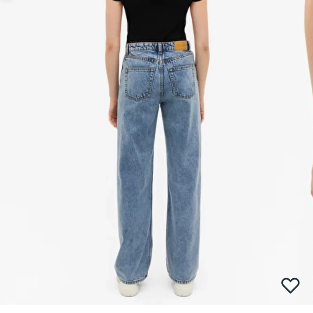 Säljer dessa jeans från monki i modellen Yoki. Säljer de eftersom att dem är för stora för mig och lite korta i benen. För referens så är jag 167/168 cm lång. . Jeans & Byxor.