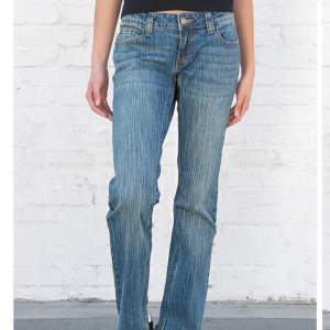 Säljer dessa lågmidjade raka jeans från Brandy Meville💓💓 Säljer då de inte kommer till användning. Använd fåtalet gånger💗