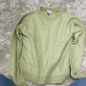 En snygg ljus grön mjuk tröja. Aldrig använd.  100kr med frakt 