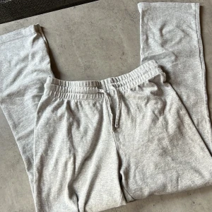 Mjukisbyxor/loungebyxa med utsvängda ben - Gråa mjukisar från Åhléns, stl S. Aldrig använda. Tunt material och tight passform på ben med utsvängd passform mot benslutet.