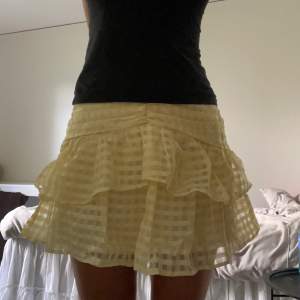 Säljer nu min älskade kjol från Gina🫶🏼 Den är använd men har inga som helst defekter💖