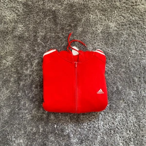 Adidas ”Three stripes” Hoodie - Klassisk adidas originals hoodie. Storlek XL I använt skick För mer frågor så kontakta!