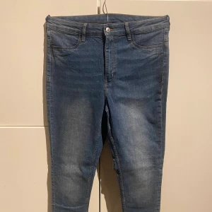 Blå skinny jeans - Mycket bra skick.   Kan även postas och jag står för frakten.