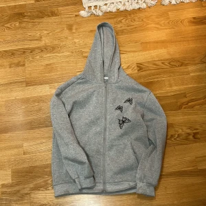 Hoodie med dragkedja - Säljer nu denna hoodie med dragkedja, Tröjan är i fint skick och storlek M.