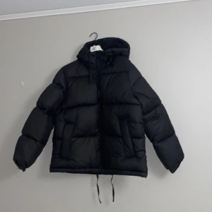 Jacka  - Helt ny pufferjacka från HM  Aldrig använt! Den var för stor för mig!