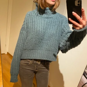 Stickad tröja från h&m - Jättefin blå stickad tröja från h&m i storlek S, köpt secondhand och använt 1 gång, inga tecken på användning❣️❣️
