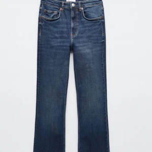 ZARA Jeans - Ett par mörkblå slutsålda mid rise bootcut jeans från Zara, stl 38. Men passar på stl 34-38  Säljer då dom aldrig kommit till användning. 🫶🏻 står inte för frakt 