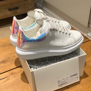Alexander McQueen skor x Acne Studios tröja  - WTS!!!  Säljer minaAlexander McQueen skor och mina Acne studio tröja   Alexander McQueen Storlek: 43.5 (passar 44) Skick:8.5/10 Bin:2700kr Og medföljer   Acne studio tröja  Storlek:L  Skick:9/10 Bin:1300kr