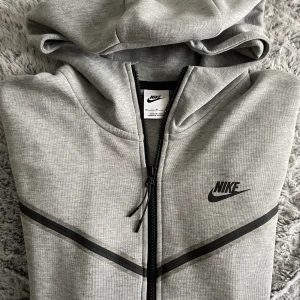 Nike Tech Fleece grå - Använd ett fåtal gånger, storlek M