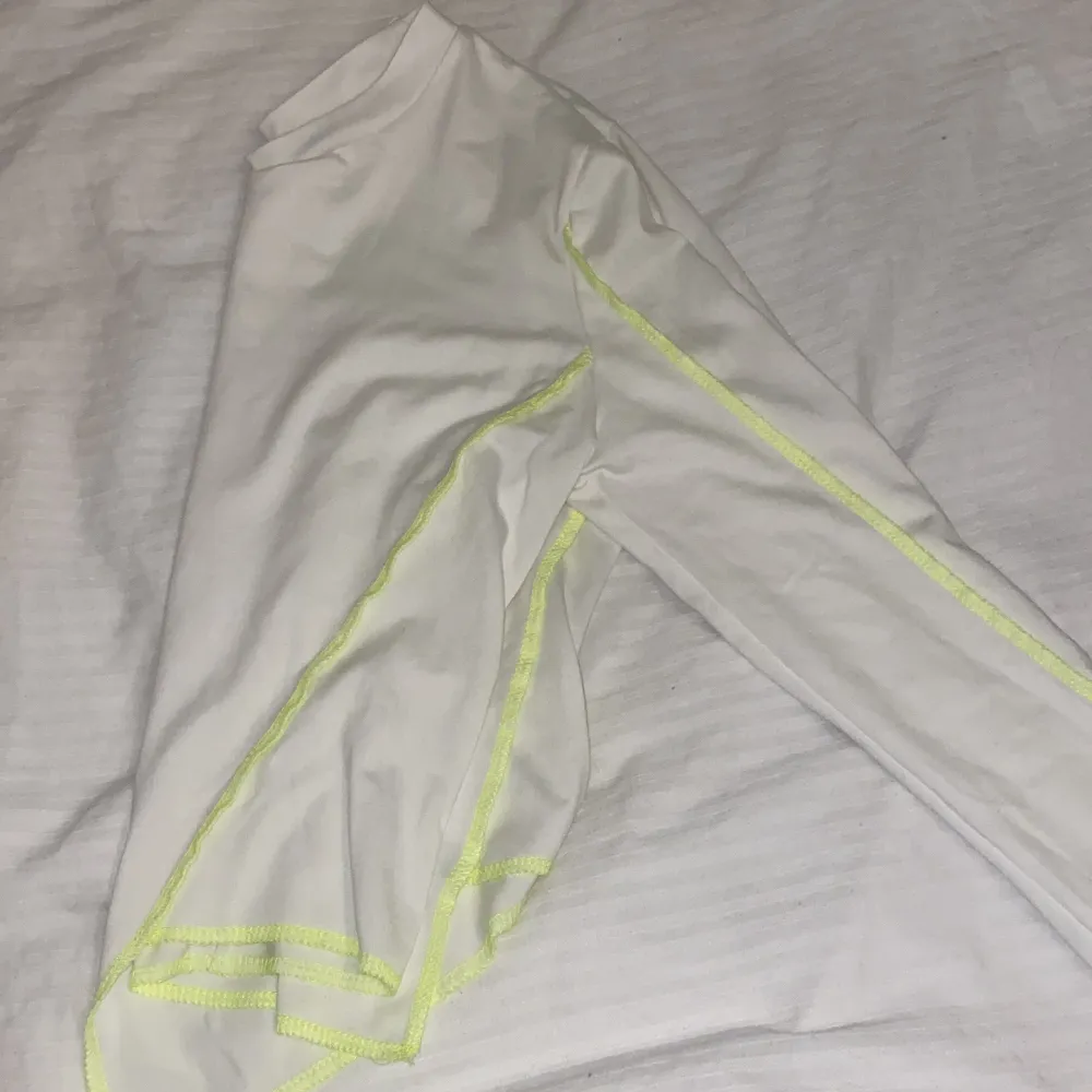 En vanlig vit tröja med neon gröna sömmar. Använt ca 1 gång och i mycket bra skick. Från Shein i storlek small. Säljer för 60kr och pris kan diskuteras. Skriv vid intresse . Toppar.