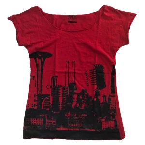 Röd tröja - Skitcool röd tröja med tryck som jag tyvärr aldrig använder!! Sitter som en S! Kan mötas upp i gbg annars står köparen för frakten🫶