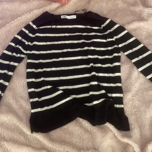 Bas tröja ifrån Zara - Jätte fin stickad tunn tröja ifrån zara, använd fåtal gånger. Storlek S men passar xs och m också, väldigt fint sick. Nypris 120kr