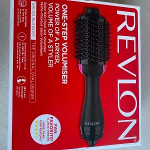 Revelon salon dryer / stayler  - Helt ny revelon drayer till att stayla håret med volym. Får med kartång med beskrivning.  Säljer billigt pågrund av att ja vill få såldt den snabbt. Priset går att diskutera och köparen står för frakten. Skriv gärna för fler bilder.