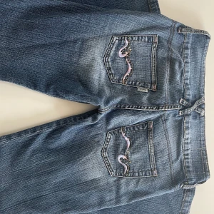 Usa & Co jeans  - Så så fina raka, lågmidjade jeans som tyvärr var alldeles för små på mig. Fint skick! Innerbenslängd 68,58 cm, midjemått 33,02 cm (tvärs över). Möts upp i sthlm, annars står köparen för frakten 💜💕   Sista bilden lånad av Alexsecondhand‼️