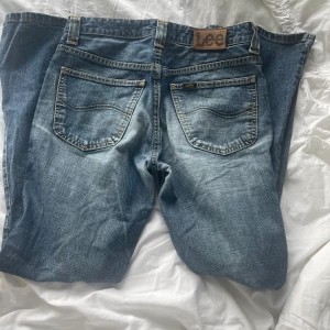 Jeans - Lägger ut igen från min förra annons! Lågmidjade lee jeans i storlek 34/liten 36. Läs min profil och min andra annons! Hinner inte skicka fler bilder till alla som är intresserade, så det är dessa bilder ni får gå efter, är de någon annan fråga så skriv❤️
