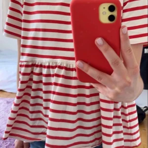 Volang randig tröja - Randig volang tröja! Jättefin men kommer tyvärr inte till användning, see ny ut ( köparen står för frakten ❣️).