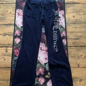 Juicy couture - Storlek L men skulle säga en S o att L är på längden. Byten kan vara intressant.