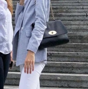 Kavaj - Säljer en rutig kavaj i storlek 34/XS. Säljes för 150 kr🌟 Kan mötas upp i Uppsala alternativt frakta givet att köparen står för fraktkostnad💥