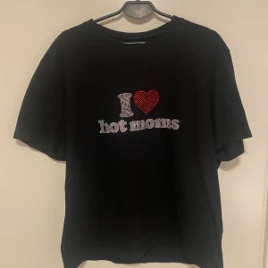 t-shirt med kristaller i love hot moms M - Jag köpte den t-shirten på den polska hemsidan 2005