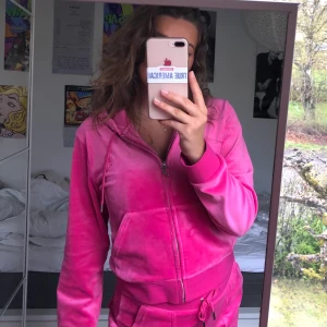 Juicy Couture hoodie L - Storlek L, men passar allt från S-L. Jag har vanligtvis storlek M, men denna sitter jättebra på mig. Jag säljer hoodien då jag köpte setet i en annan färg. Helt oanvänd. Säljer för 800kr. Köparen står för frakten och priset kan diskuteras! 🧚🏽‍♀️🫶🏼💗