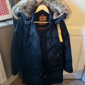 Parajumper  - Jättefin jacka ifrån märket Parajumper i modellen Longbear. Jackan är i jättefint skick och har inga defekter. Priset kan diskuteras vid snabb affär!