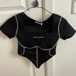 Y2K topp från sisterandseekers  - Prislapp kvar & nypris ca 380kr. 