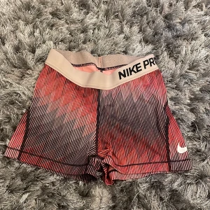 Nike PRO shorts - Storlek xs,. Jag säljer dem för jag växt ur dem.