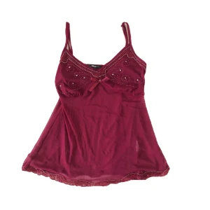 Mesh linne med pärlor - Världens sötaste mesh linne! Väldigt y2k och svårt att få tag på! Obs. Några pärlor har lossnat där nere men det är inte jättesynligt när man bör den:)