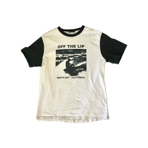 Oversized t-shirt - Snygg oversized t-shirt från Brandy Melville. Onesize men sitter som en L/XL. Passar de flesta storlekar beroende på hur löst man vill ha den. (Swipa för styling förslag)