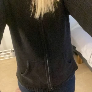 Stickad tröja - Säljer en jätte snygg svart stickad tröja med dragkedja, säljer pågrund av att den inte kommer till användning, sparsamt använd.