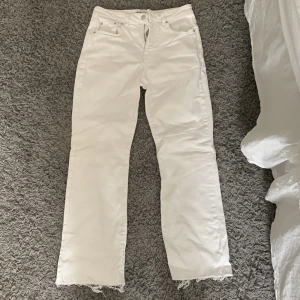 Vita jeans - Vita jeans knappt använda, snygg passform