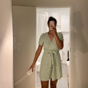 Gullig blommig klänning - Superfin klänning som endast är använd en midsommar! Säljer då jag ej använder den!