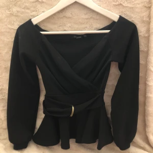 Topp - Fin omlott topp med band man knyter i midjan