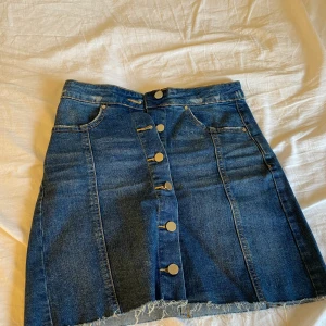 Jeans kjol - Så cool jeans kjol med knappar som knappts används