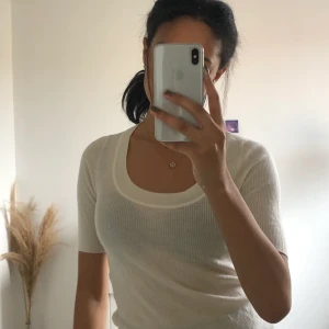 En mjuk finstickad tröja i vitt med rund urringning 🤍 - En vit finstickad tröja, med rund urringning och trekvarts ärmar! Använd fåtal gånger!🤍