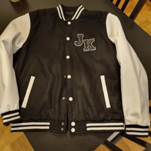 Varsity jacka - Påsydda bokstäver. Unik. Passar även de som har M och L