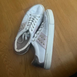 Sneakers från guess - Fint skick, storlek 39