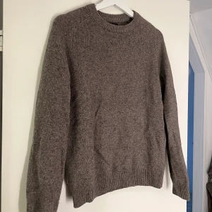 Brun stickad - Fin brun stickad tröja. Passar till allt och är super skön. Endast använd 1 gång 💕