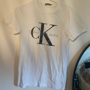 Calvin T-shirt - Den har en del fläckar på baksidan som inte försvinner i tvätt. 