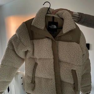 Northface teddyjacka  - Helt ny, lappen kvar, aldrig använt den endast  provad. 