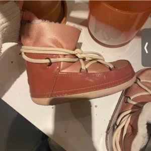 Inuiiki  - Säljer mina 1 år gamla inuikii som är i bra skick! Storlek 38 men passar 39 också! Jag kan mötas i Stockholm och pris går att diskuteras.  