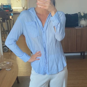 Plisserad skjorta - Ljusblå 