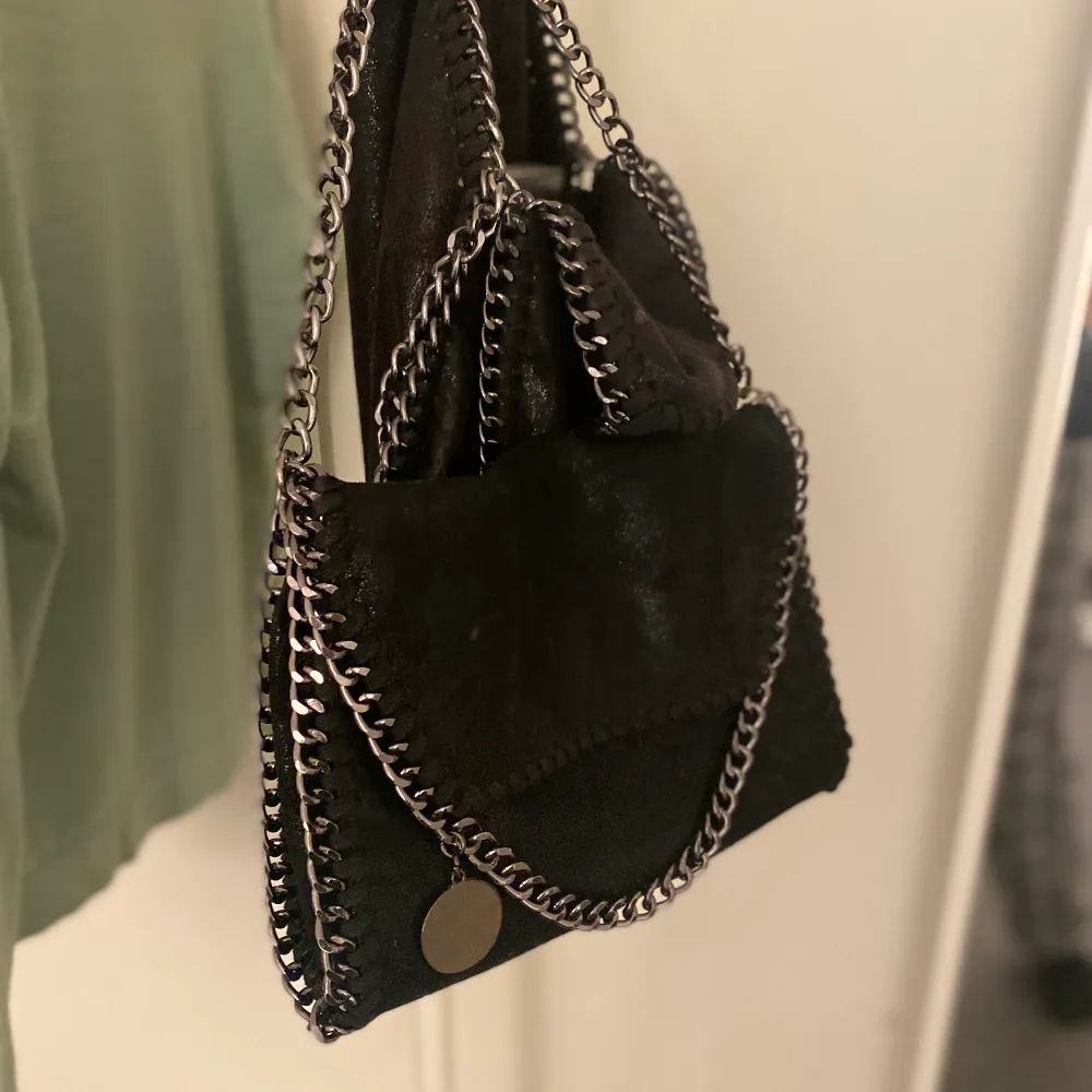 En Stella liknande Väsk i svart som knappt är använd , säljer då pgr av att den inte kommer till användning.. Väskor.