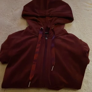 Gina tricot  - Säljer denna koftan från Gina Tricot i strl xxs! Aldrig använd så bra skick! 