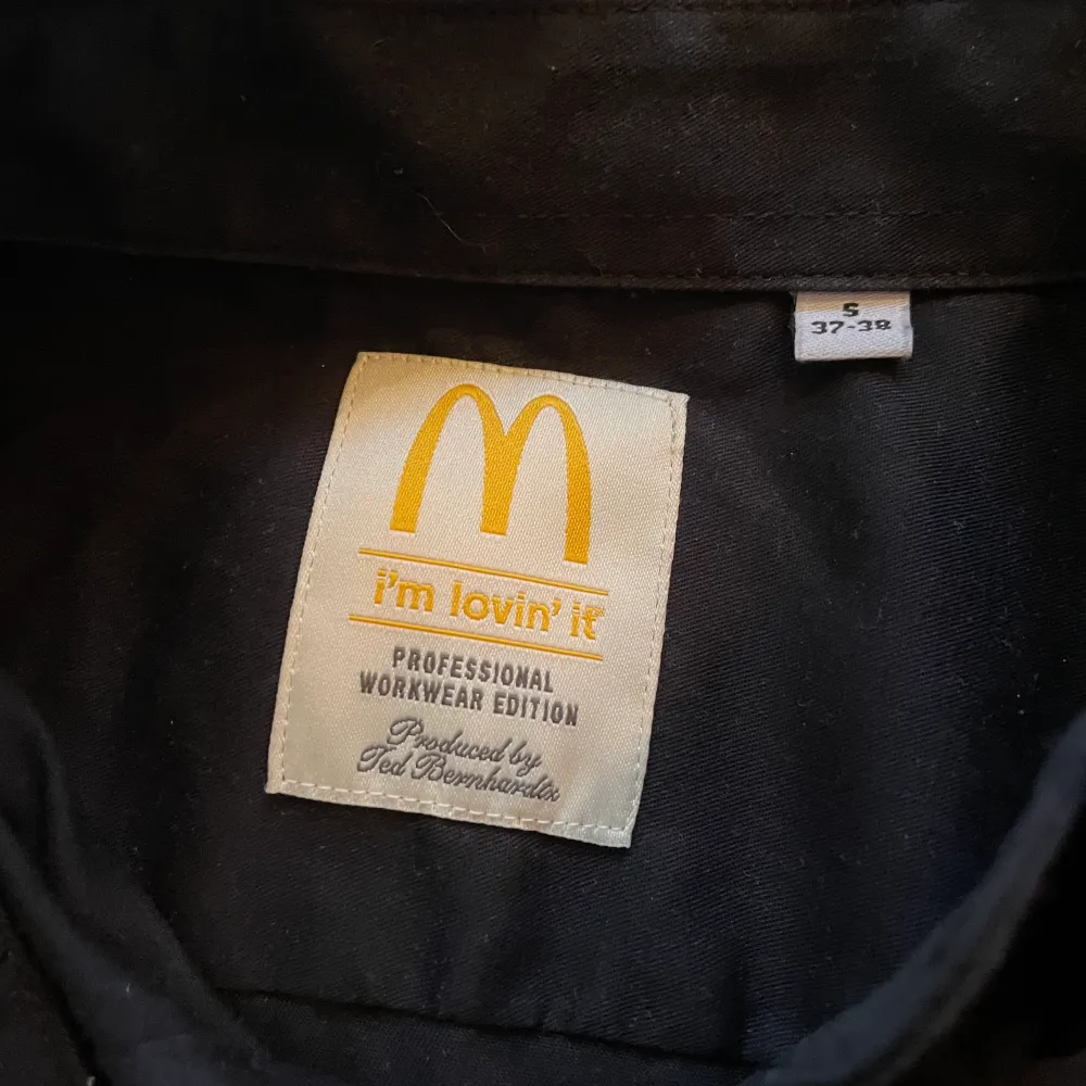Äkta McDonalds skjorta som är i väldigt bra skick, endast använd under en kortare period Den är stor i storleken så passar även M. Skjortor.